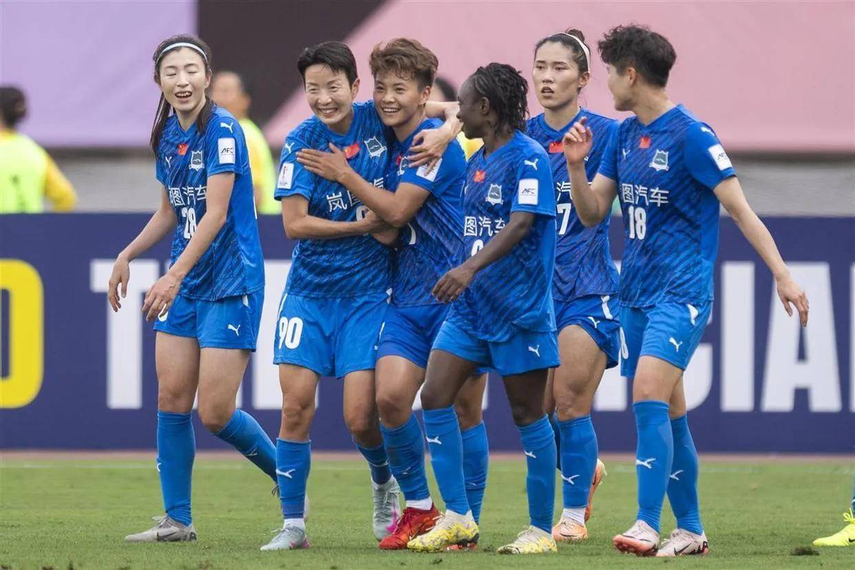 包含火爆比赛场面，国内女足比拼争锋的词条