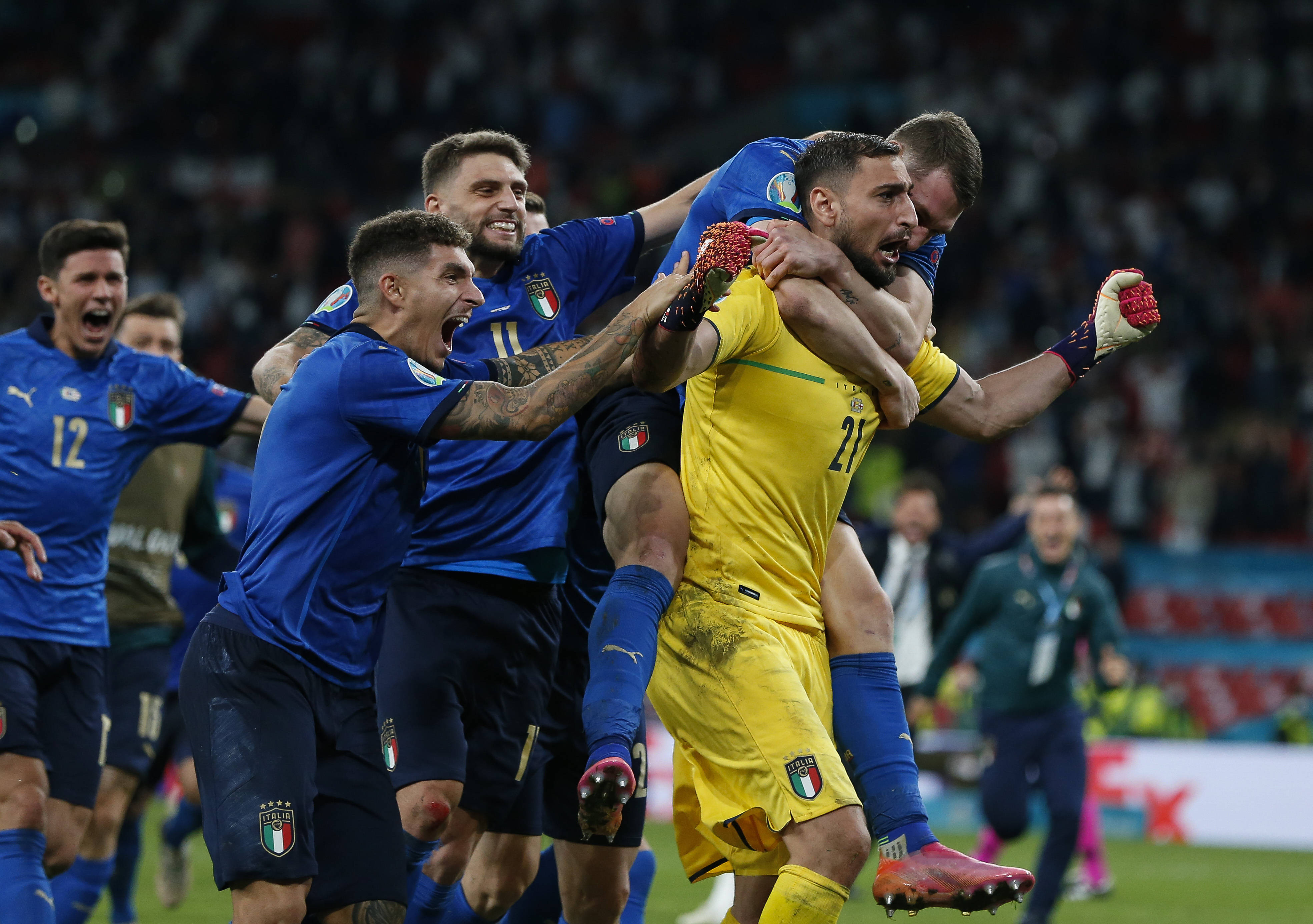 西班牙取得两连胜，实力进入欧赛强队行列的简单介绍